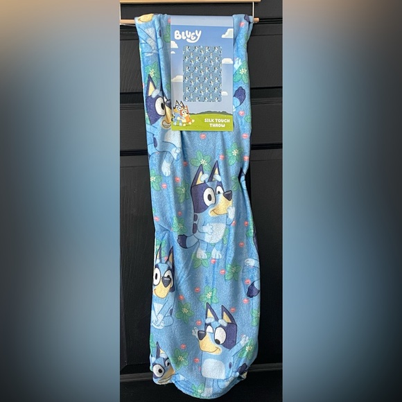 50"x70" Bluey Silk Throw Blanket - NEW - Picture 1 of 3